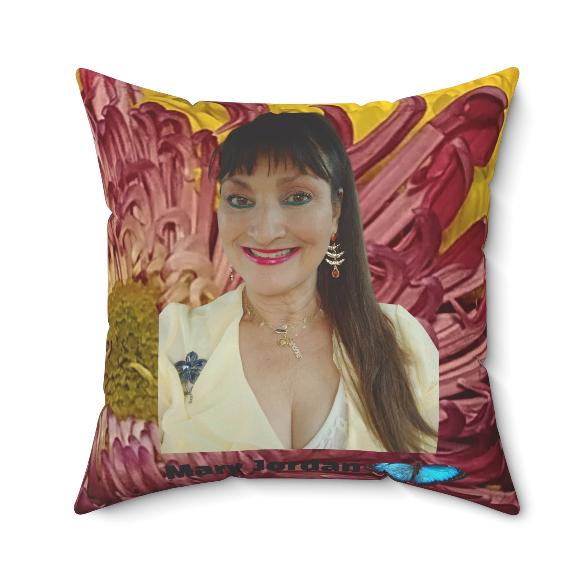 Oreiller décoratif Mary Jordan et Papillon Floral – Portrait personnalisé sur Chrysanthème Bourgeon