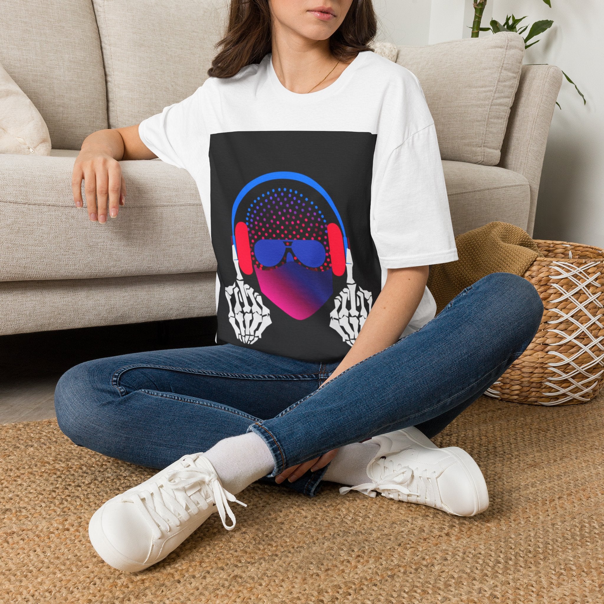 T-shirt unisexe Softstyle Homme portant des écouteurs squelette faisant un doigt d'honneur