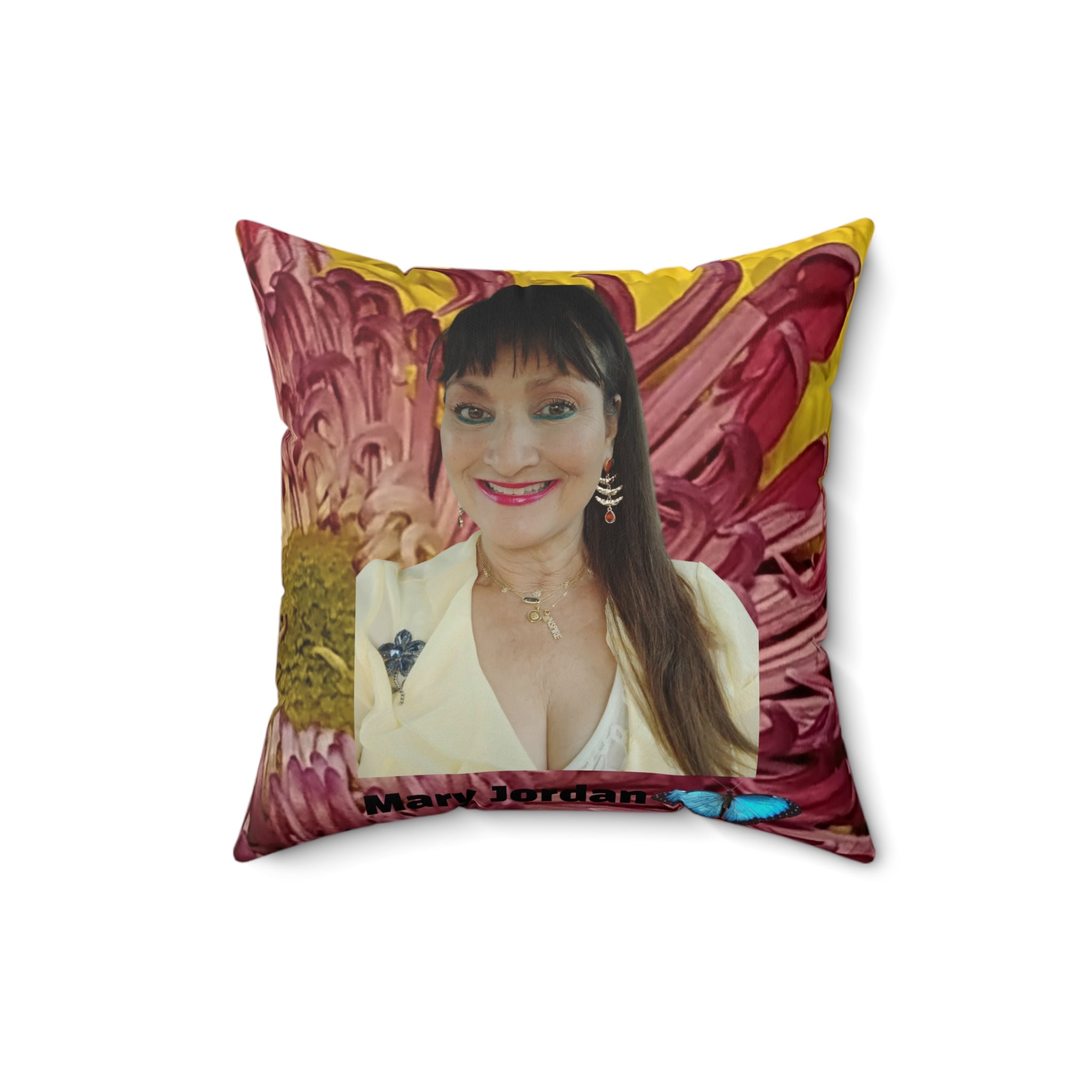 Oreiller décoratif Mary Jordan et Papillon Floral – Portrait personnalisé sur Chrysanthème Bourgeon