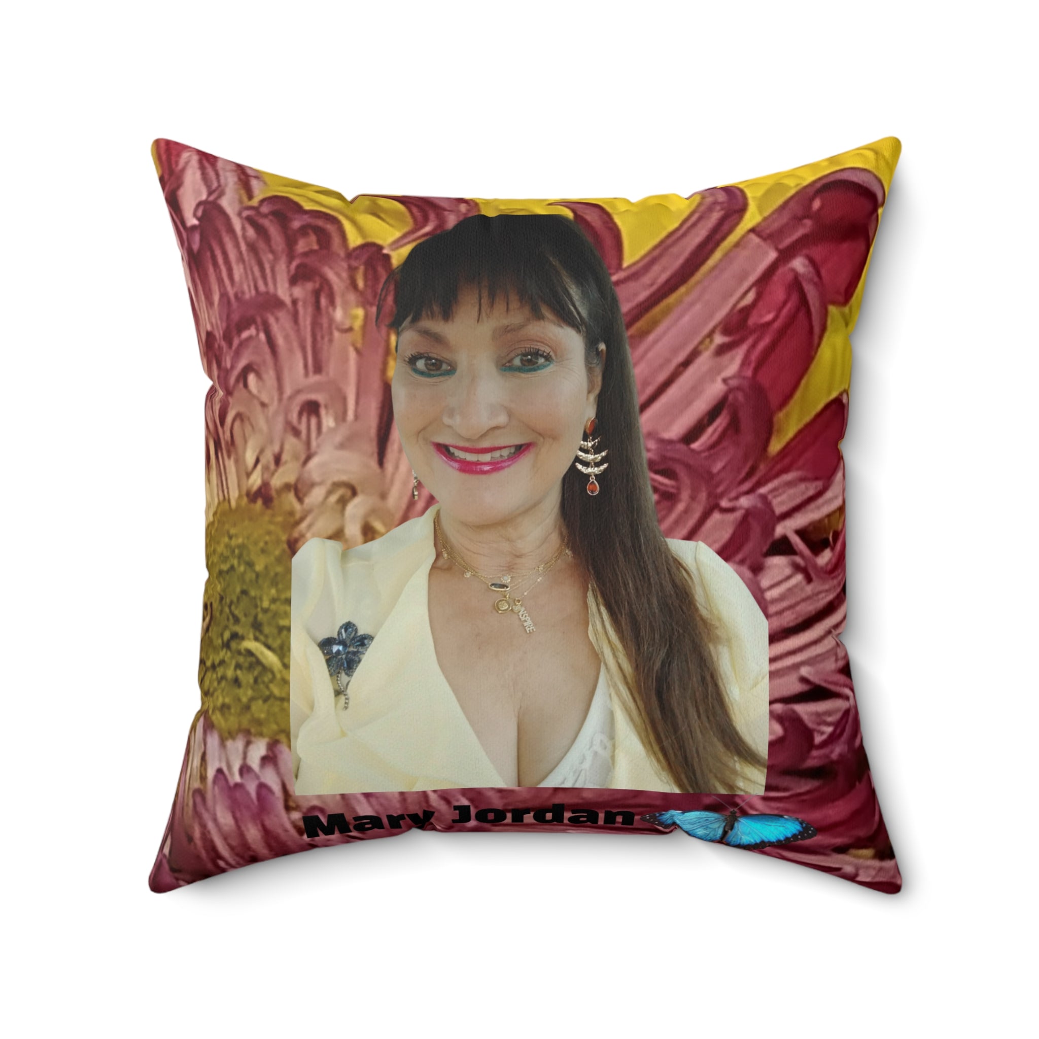 Oreiller décoratif Mary Jordan et Papillon Floral – Portrait personnalisé sur Chrysanthème Bourgeon