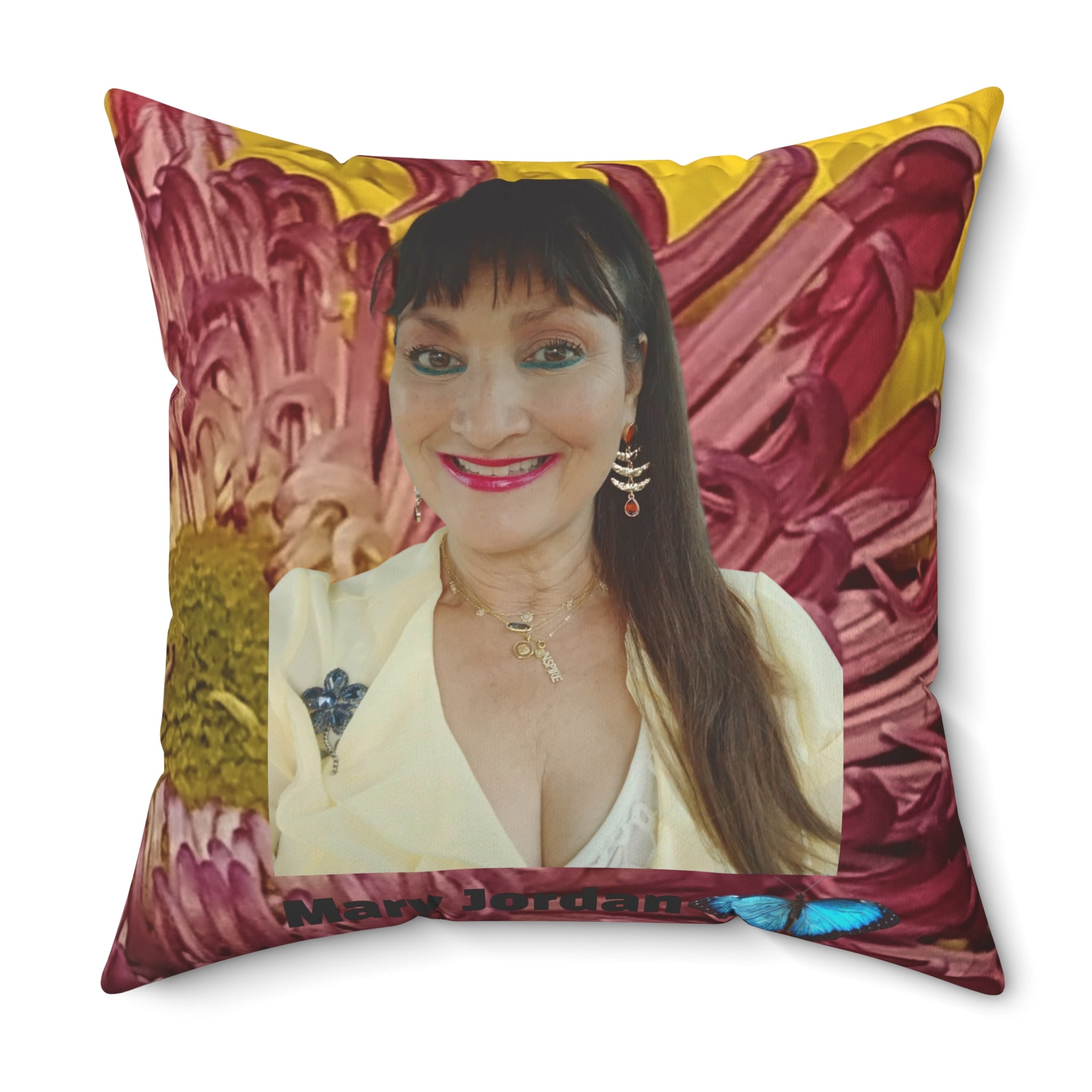 Oreiller décoratif Mary Jordan et Papillon Floral – Portrait personnalisé sur Chrysanthème Bourgeon