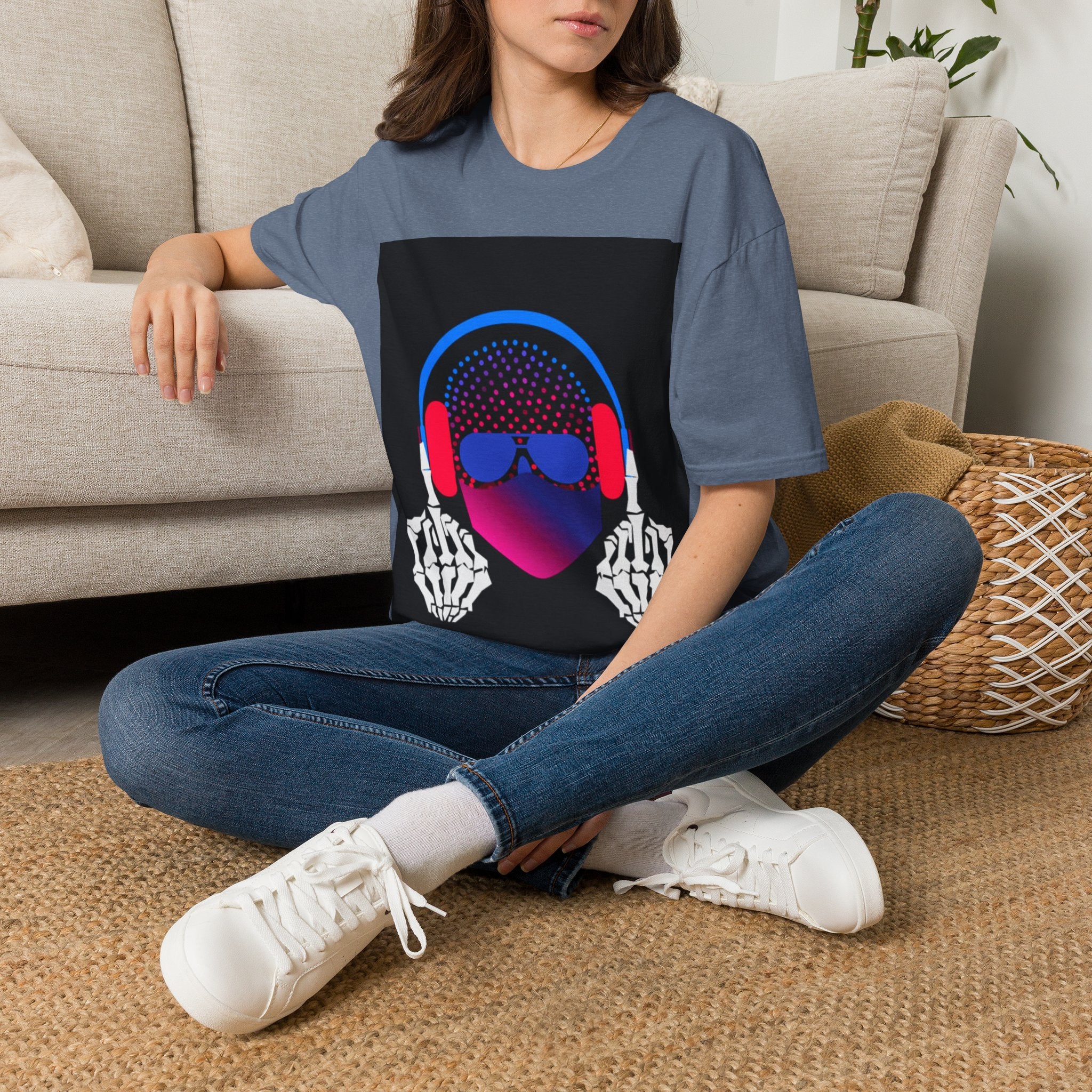 T-shirt unisexe Softstyle Homme portant des écouteurs squelette faisant un doigt d'honneur