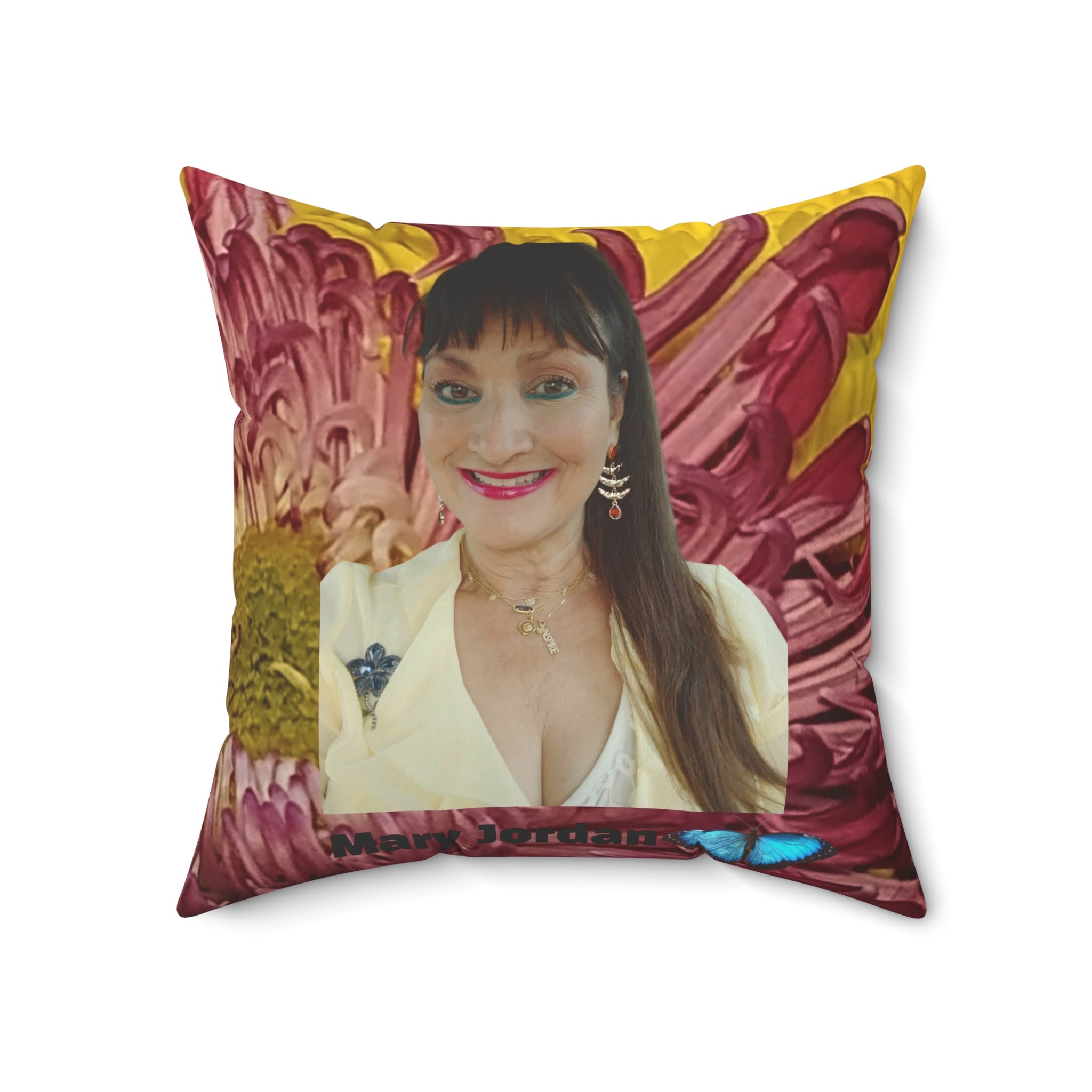 Oreiller décoratif Mary Jordan et Papillon Floral – Portrait personnalisé sur Chrysanthème Bourgeon